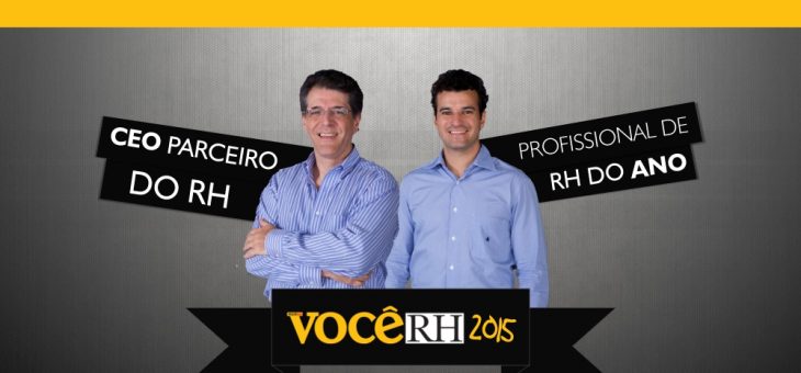 Walter Faria, CEO do Martins e Fabrício Alves, diretor de RH, recebem premiação da revista Você RH